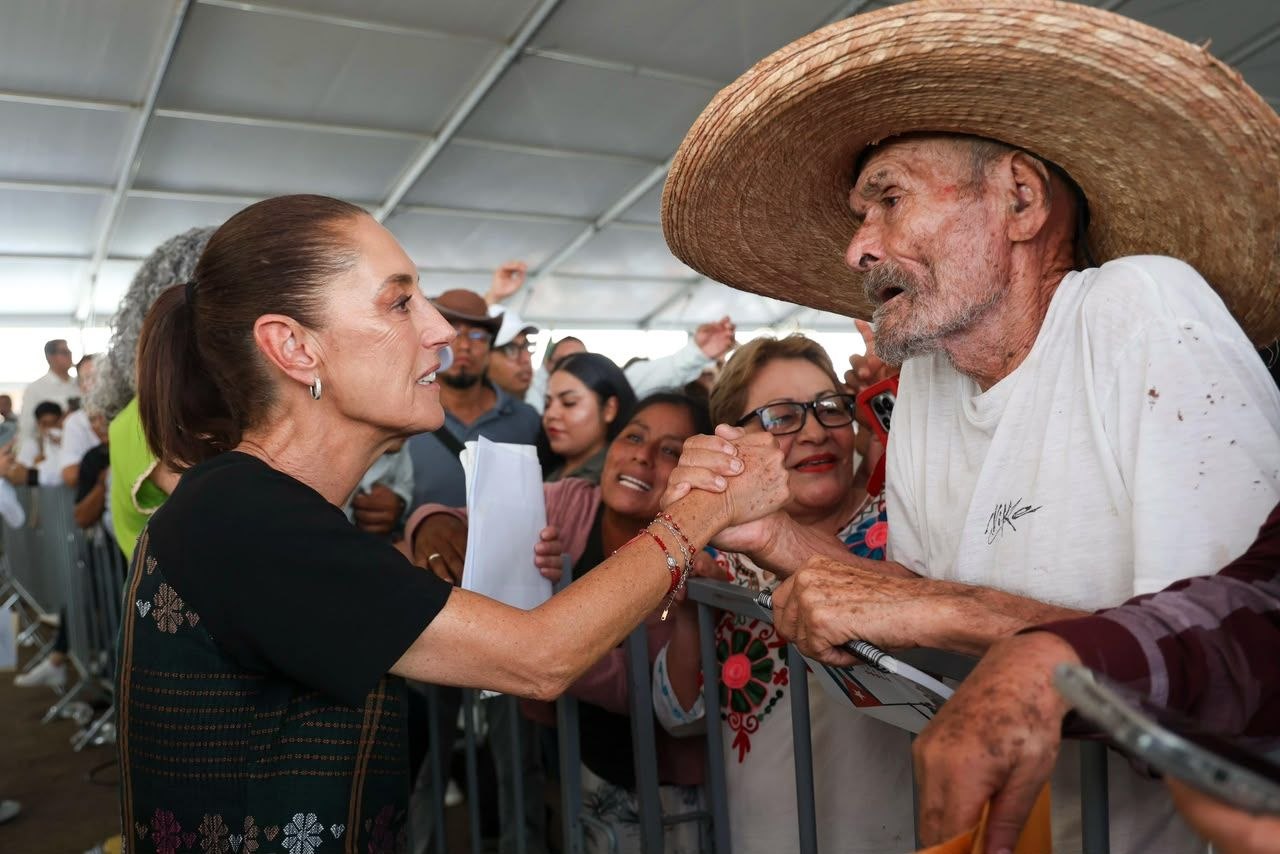 Claudia Sheinbaum saluda a un adulto mayor durante su visita a Sinaloa