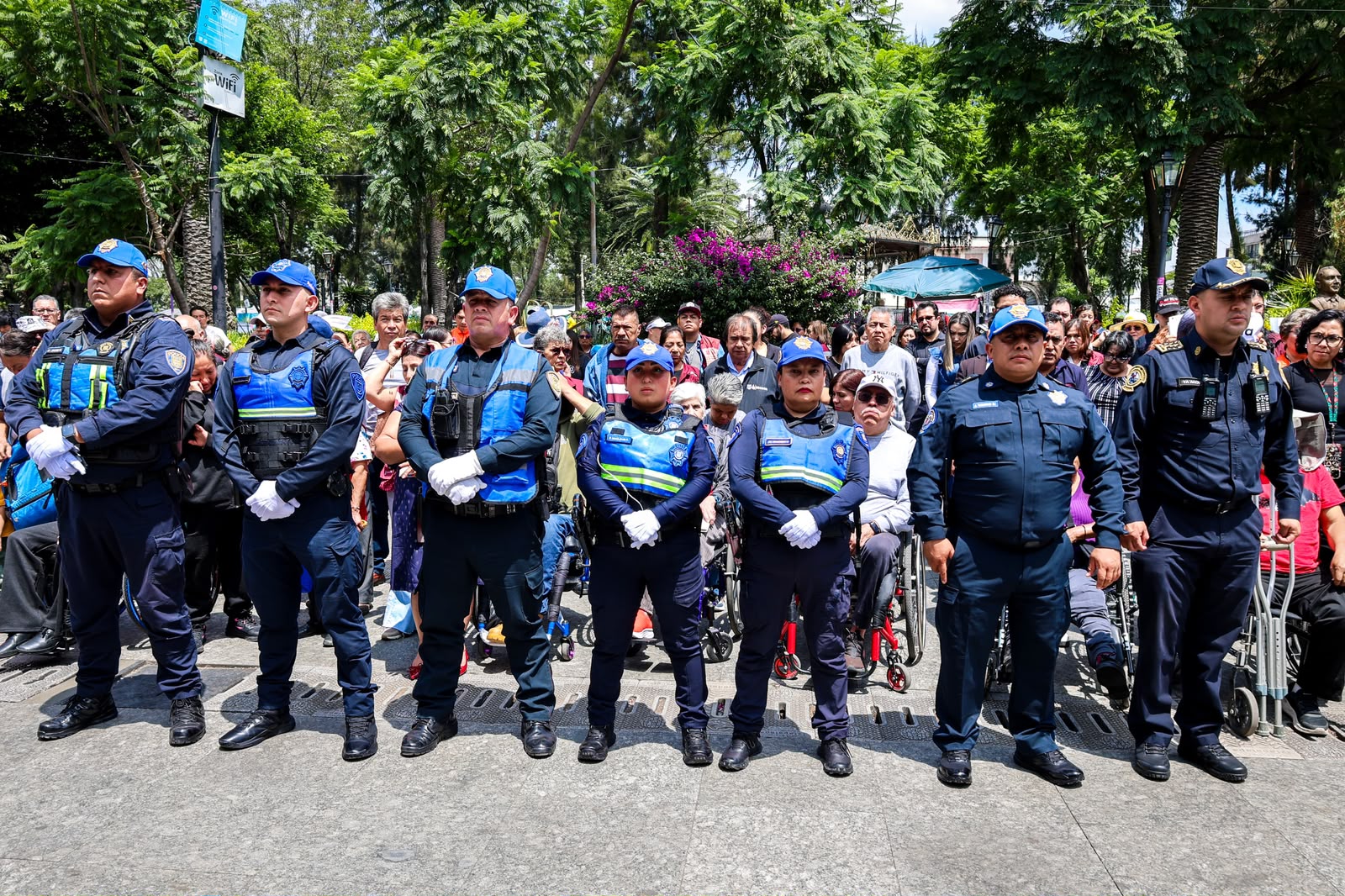 Aleida Alavez y personal de la Alcaldía Iztapalapa durante el Simulacro Nacional.