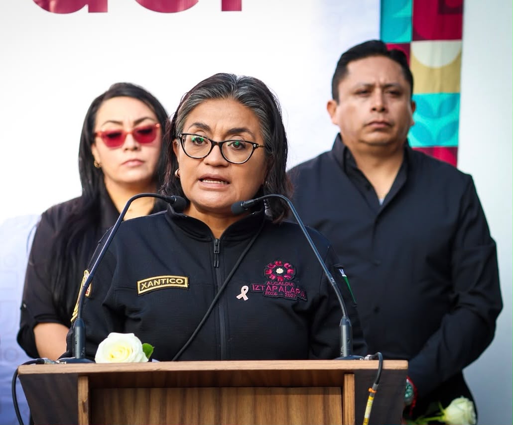 Ceremonia de izamiento de bandera a media asta en Iztapalapa