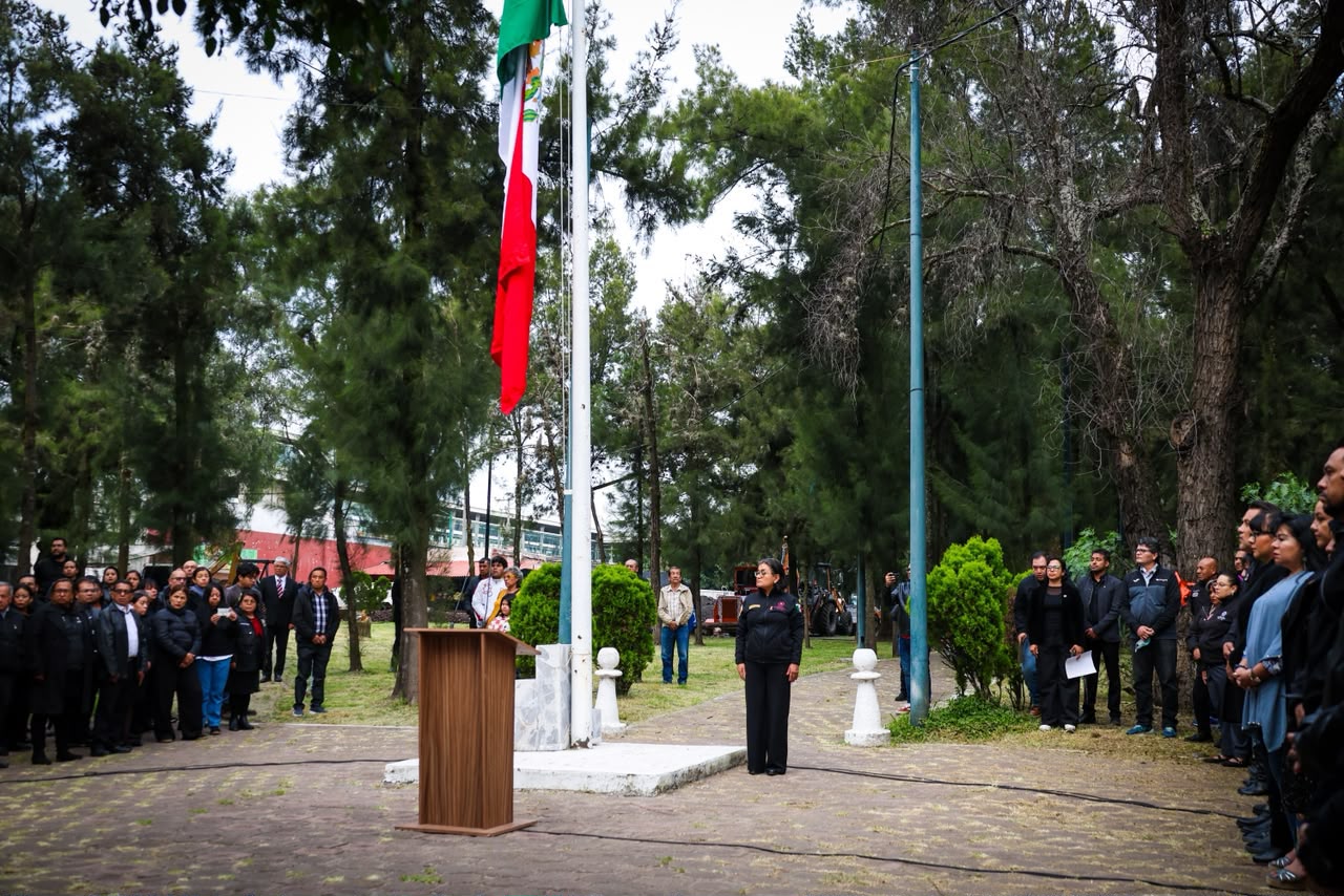 Memorial con ofrendas florales en el Panteón Civil de San Lorenzo Tezonco