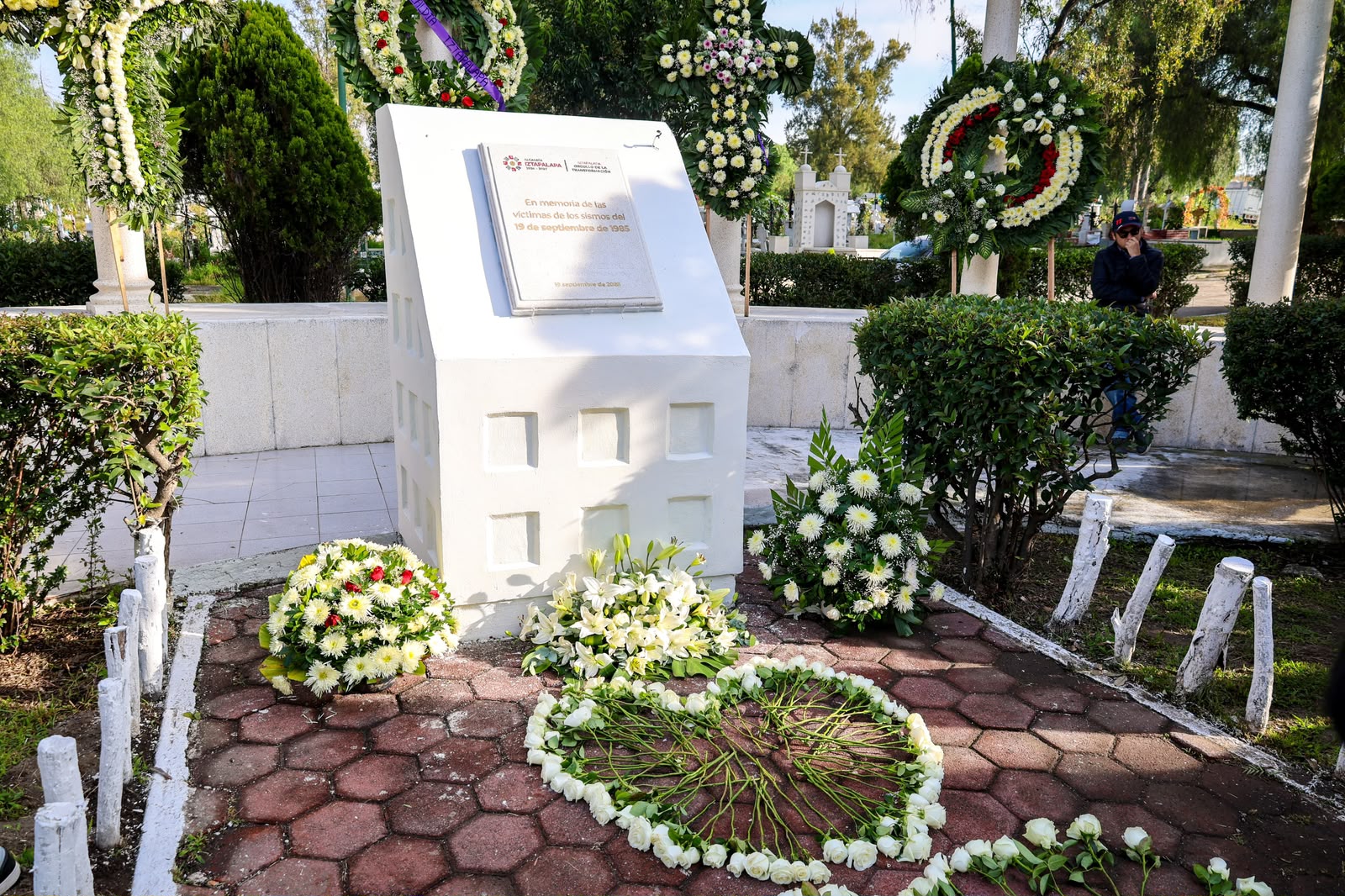Ceremonia de izamiento de bandera a media asta en Iztapalapa