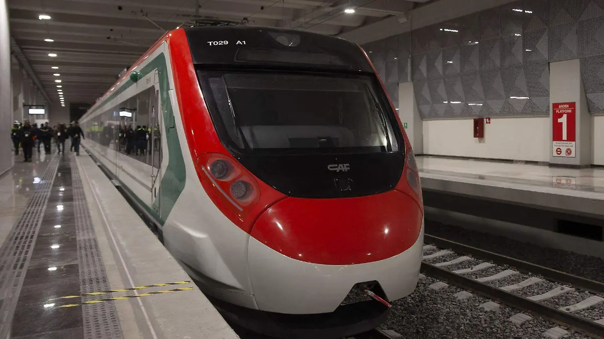 Tren del servicio ferroviario Buenavista-AIFA detenido en un andén