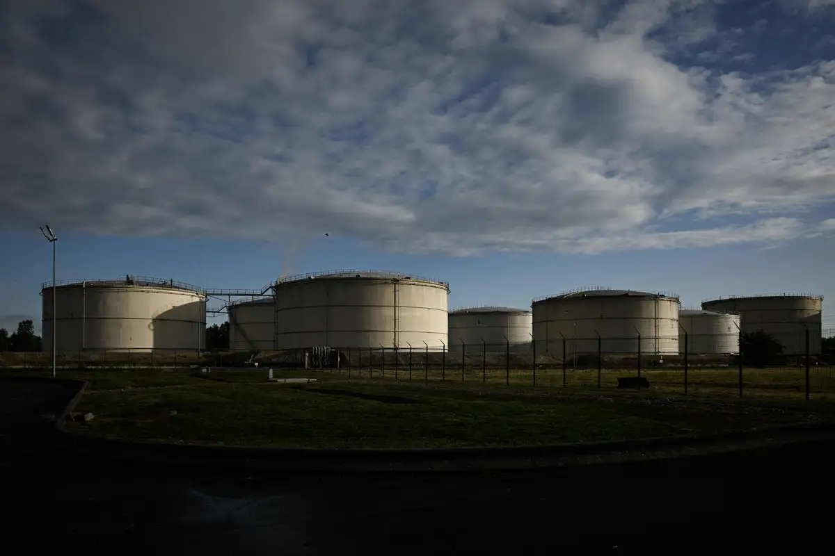 Tanques de almacenamiento de reservas de petróleo bajo un cielo parcialmente nublado