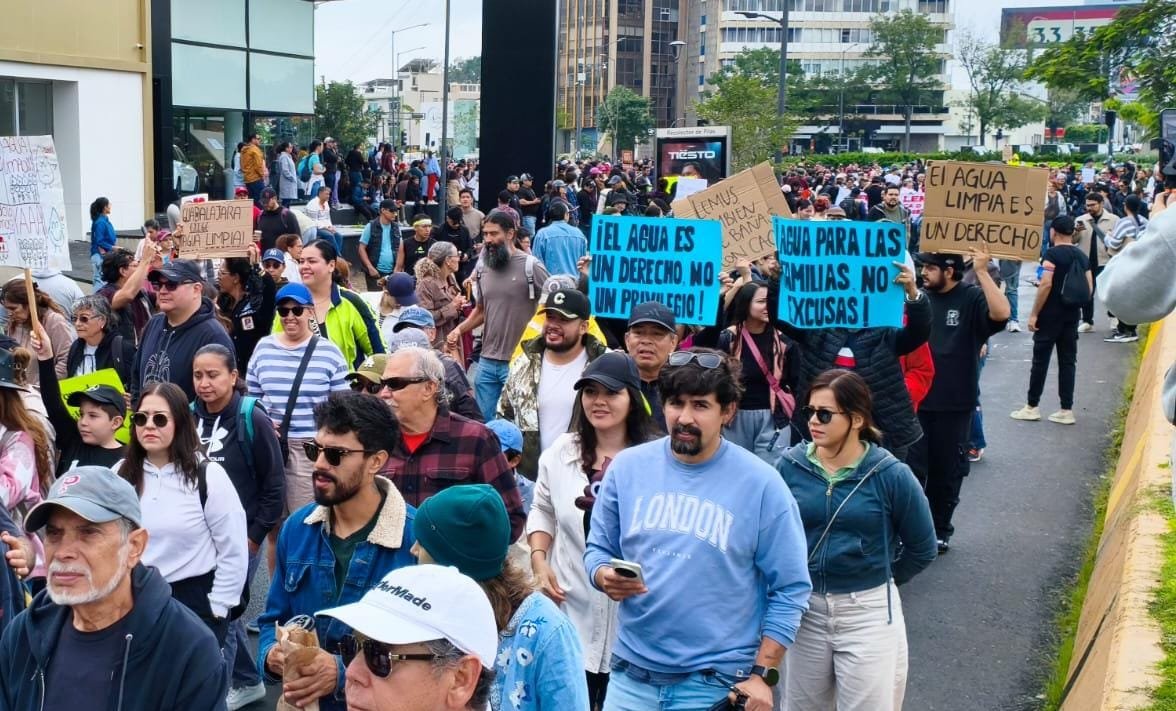 Manifestantes marchan con carteles que exigen agua limpia en Guadalajara, Jalisco