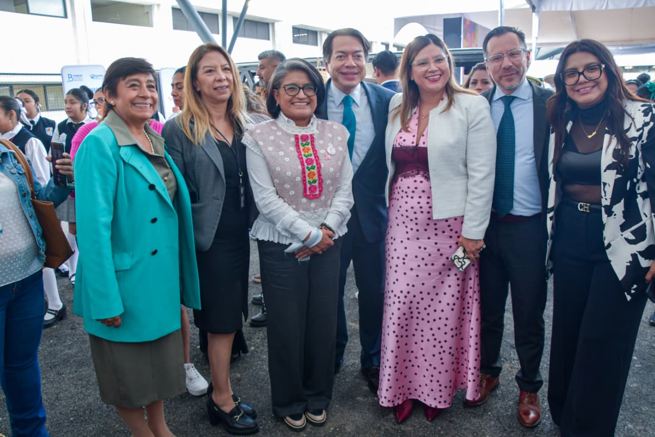 Autoridades presentes durante la inauguración del complejo educativo en Santa María Aztahuacan, Iztapalapa.