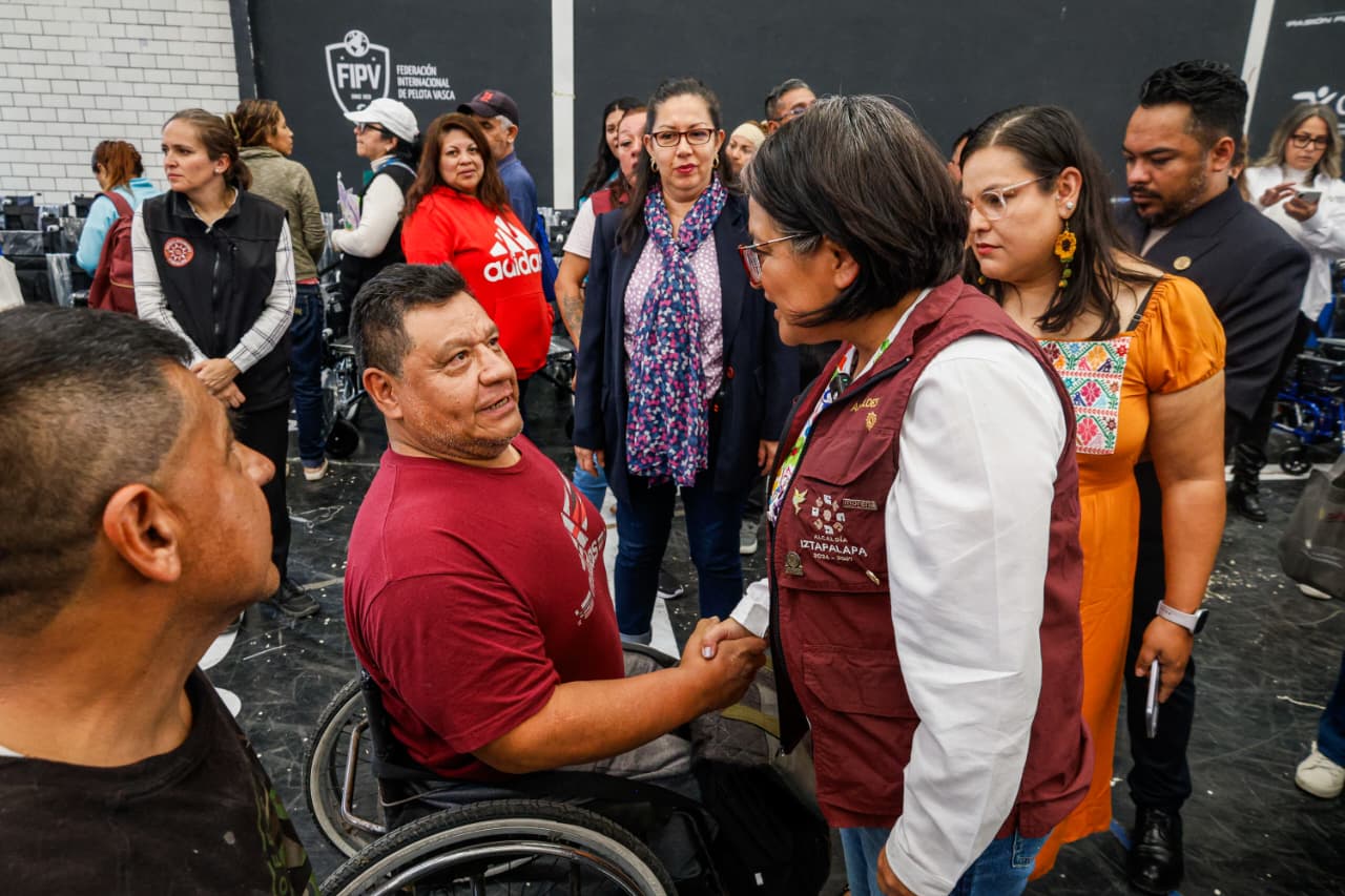 Aleida Alavez durante la entrega de ayudas técnicas en Iztapalapa.