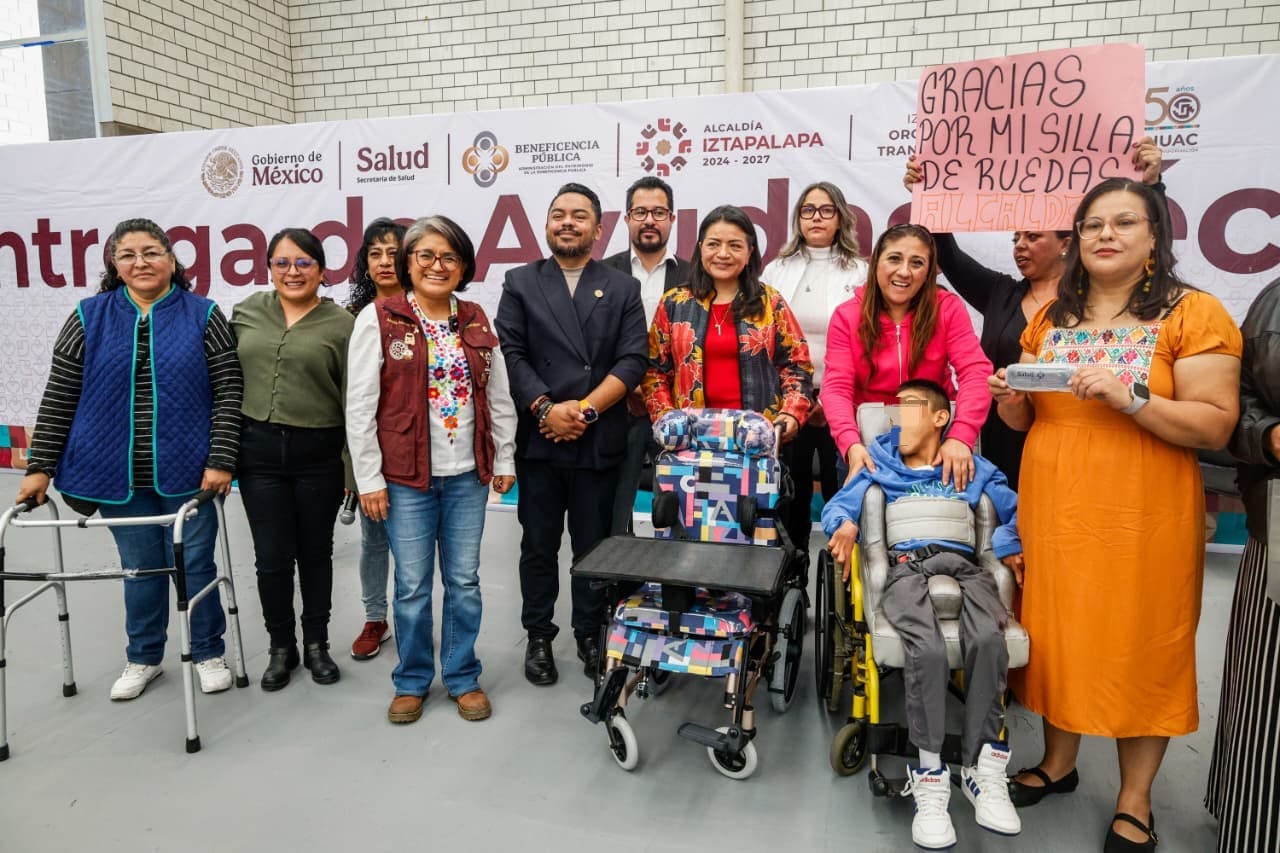 Asistentes a la primera entrega de ayudas técnicas en Iztapalapa.