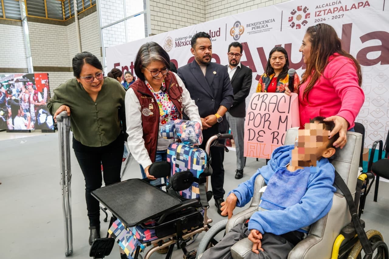 Sillas de ruedas dispuestas para su entrega durante la jornada en Iztapalapa.