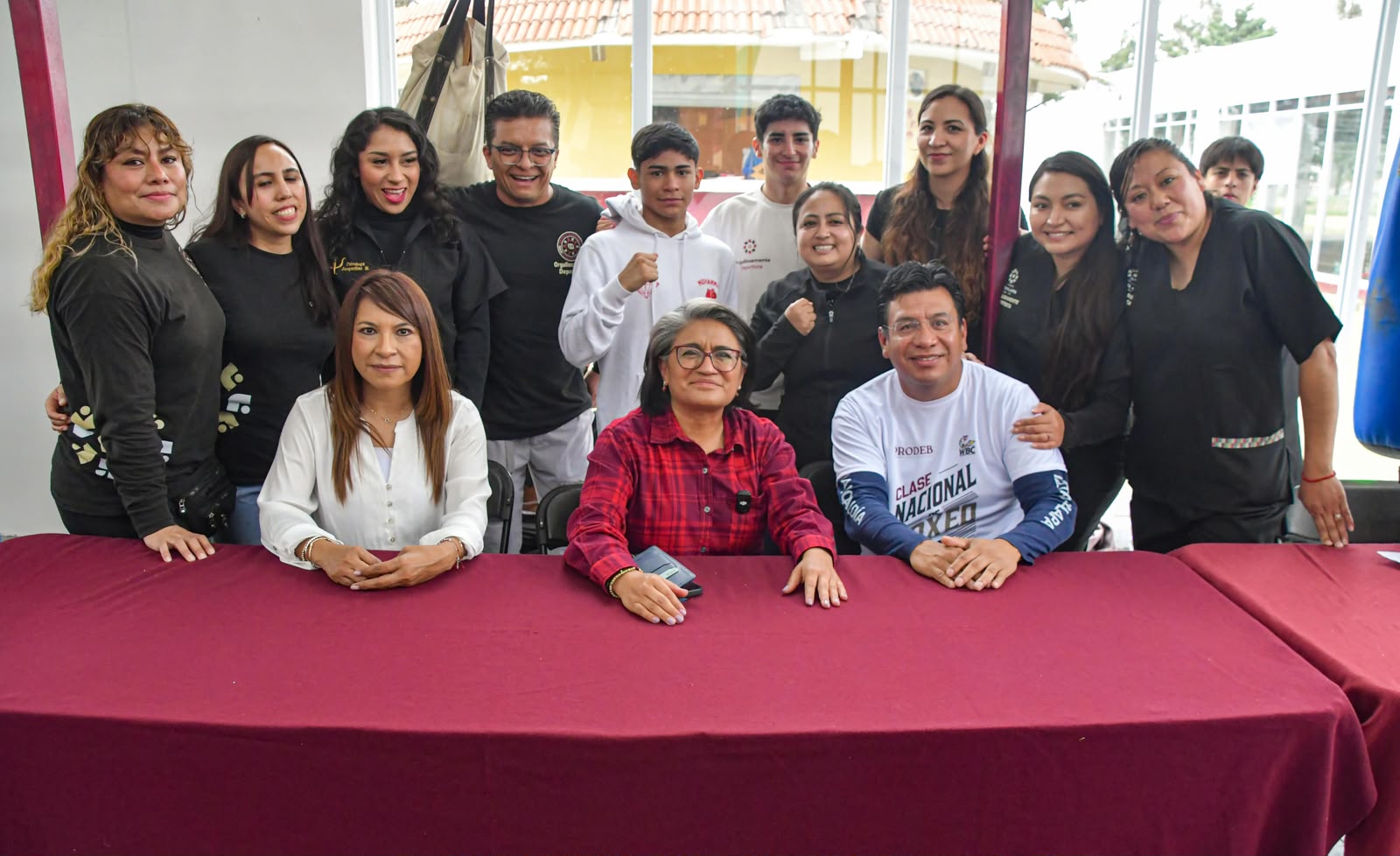 Participantes y personal deportivo posan en un gimnasio durante un torneo de boxeo en Iztapalapa