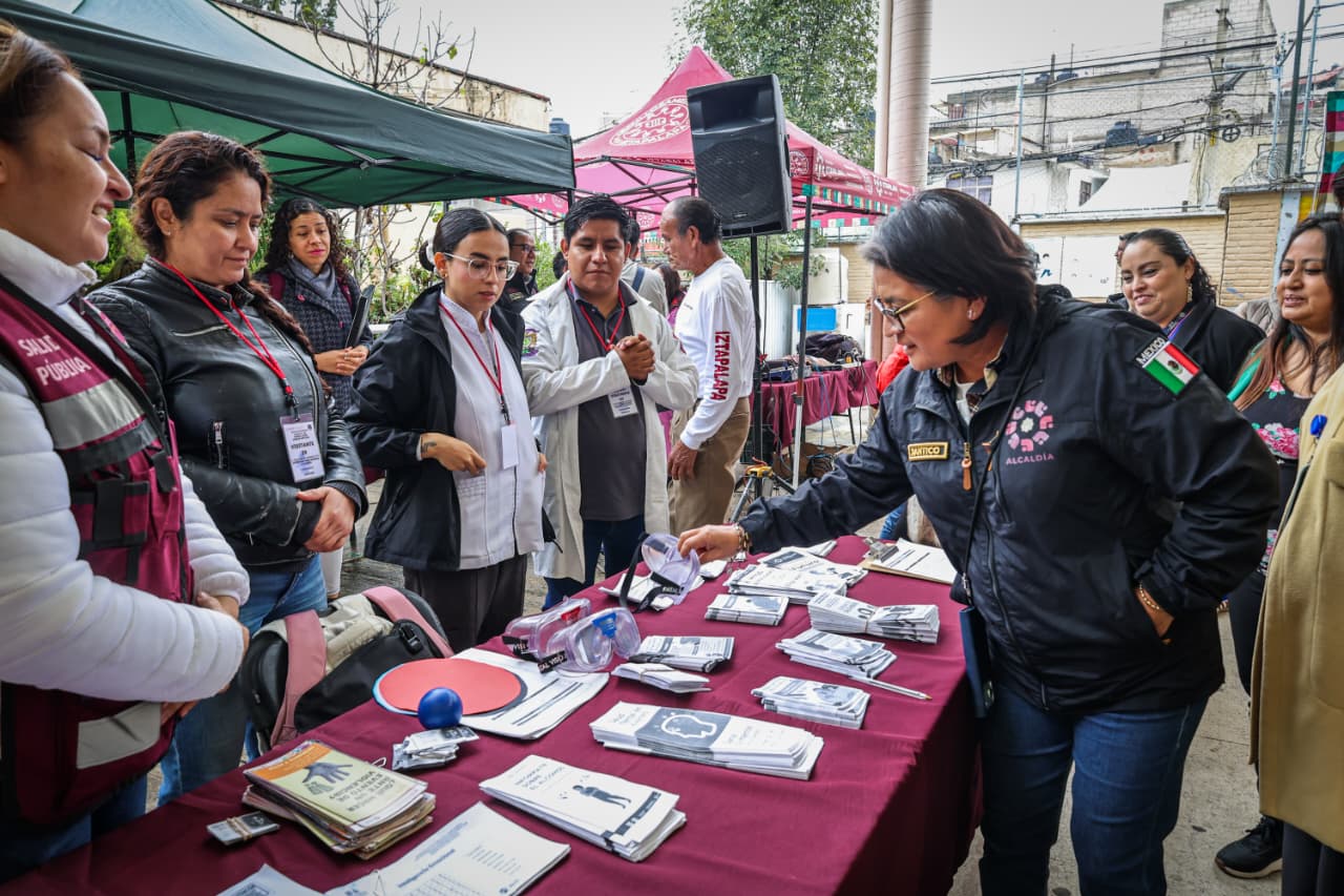 Aleida Alavez conversa con estudiantes durante una actividad en Iztapalapa