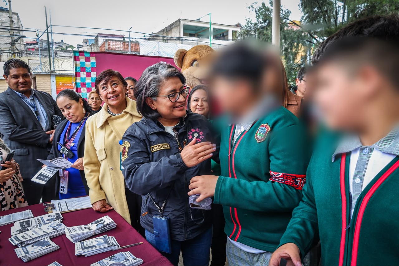 Aleida Alavez observa materiales de orientación durante el festival en Iztapalapa