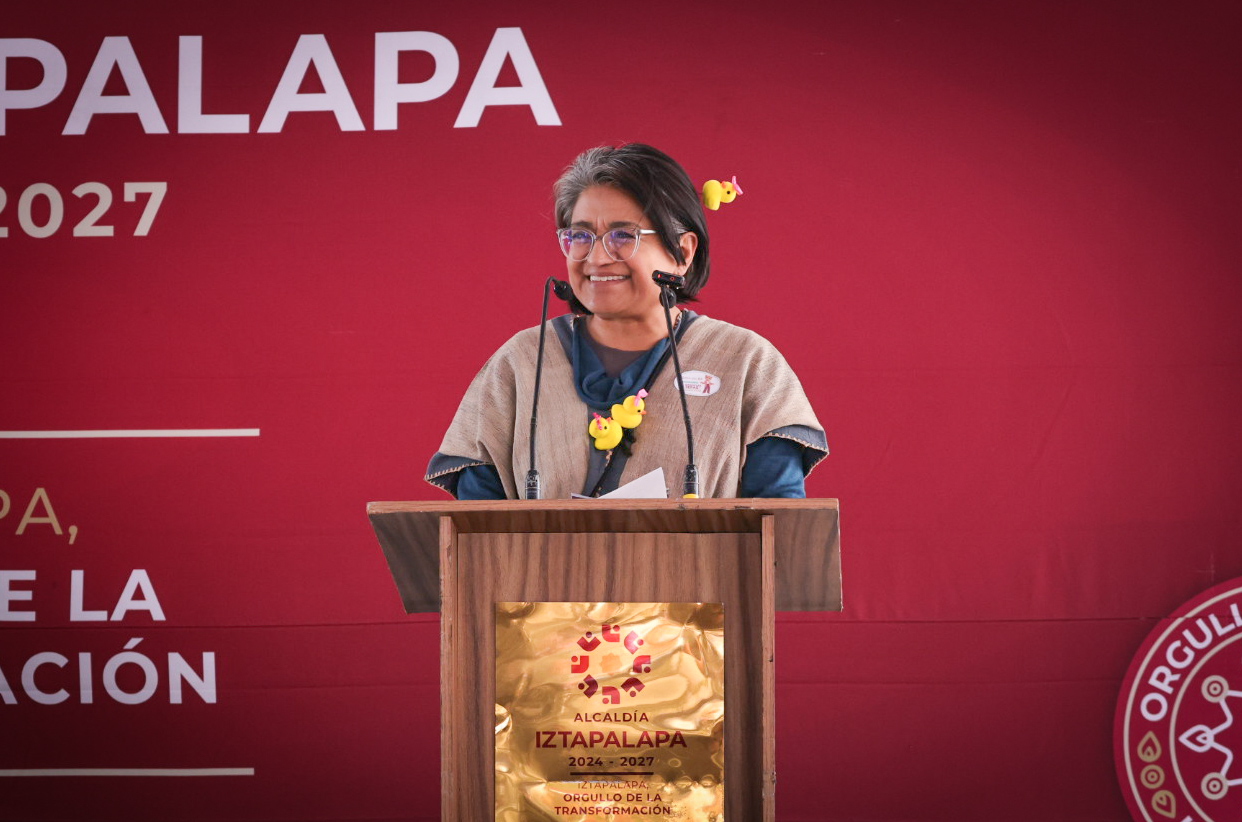 Aleida Alavez habla desde un atril durante un evento de la Alcaldía Iztapalapa.