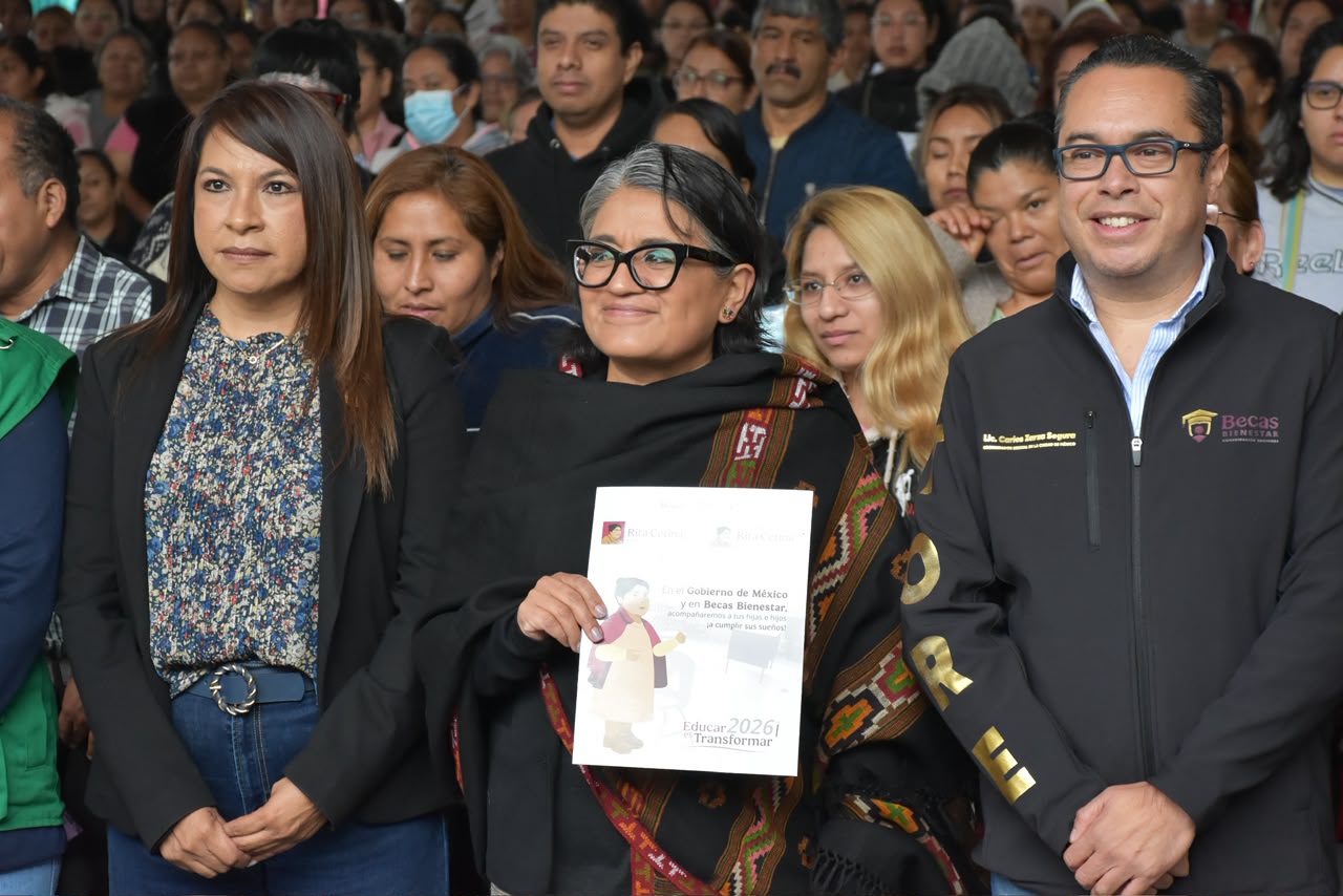 Aleida Alavez participa en una asamblea informativa sobre la Beca Rita Cetina.