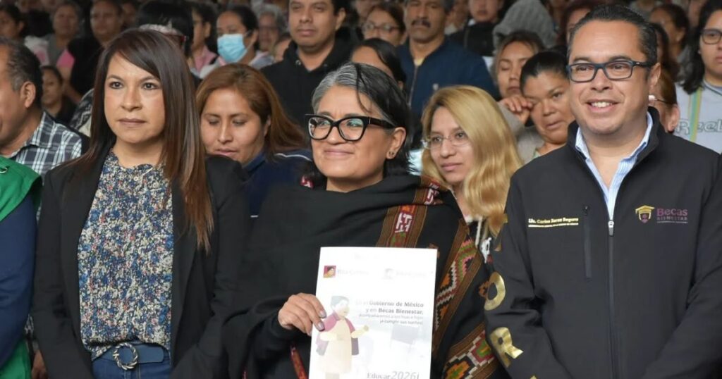 Aleida Alavez participa en una asamblea informativa sobre la Beca Rita Cetina.