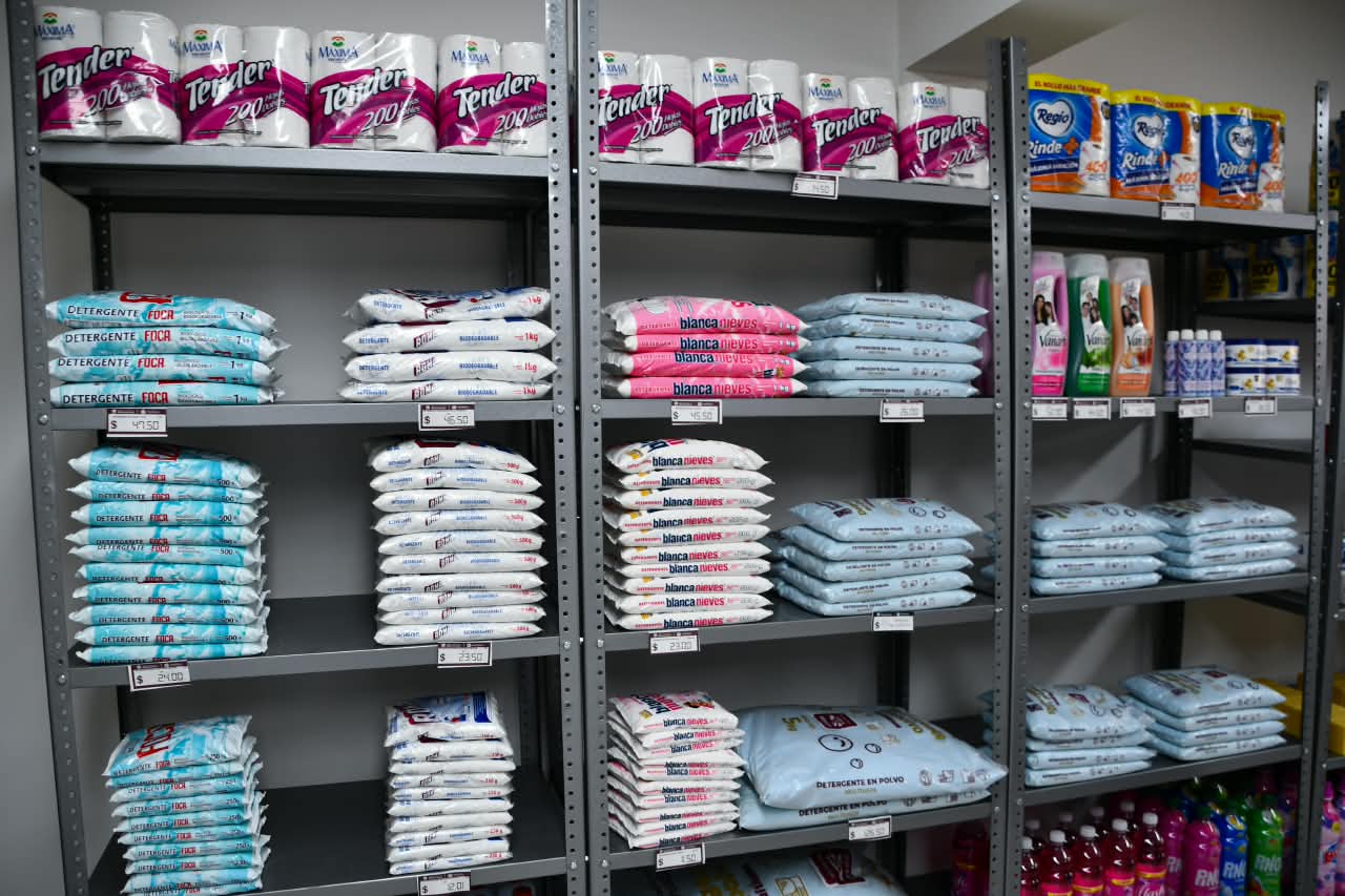 Estantes con productos de limpieza y artículos de abasto dentro de una Tienda Bienestar