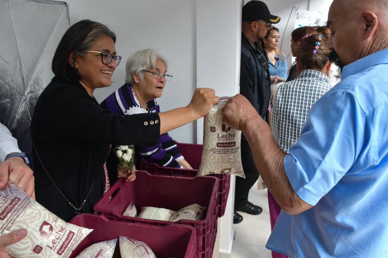 Entrega de una bolsa de leche fortificada durante la apertura de un establecimiento en Iztapalapa