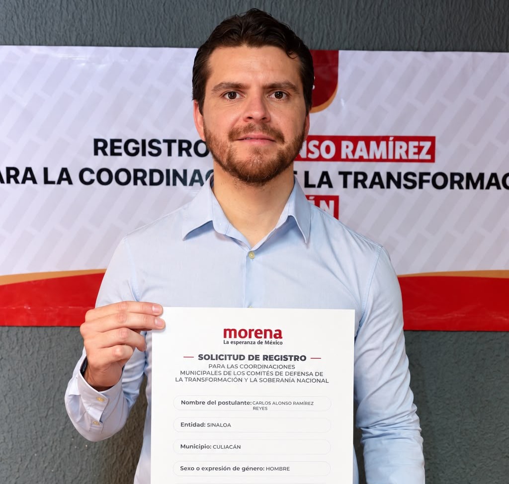 Hombre con camisa azul claro frente a un fondo de registro político de Morena