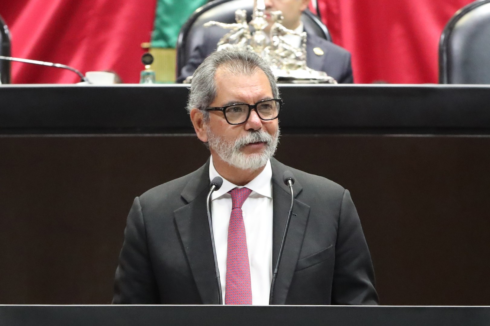 Funcionario en tribuna de la Cámara de Diputados durante una comparecencia