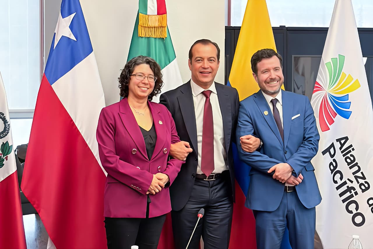 Representantes posan frente a las banderas de Chile, México, Colombia y la Alianza del Pacífico