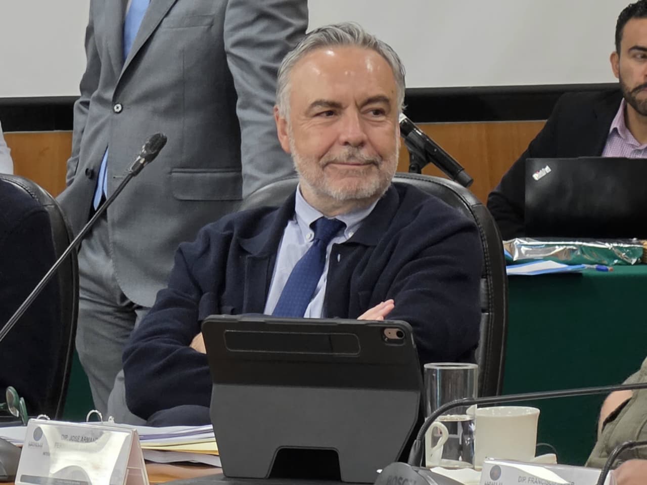 Alfonso Ramírez Cuéllar durante una reunión de trabajo en la Cámara de Diputados.