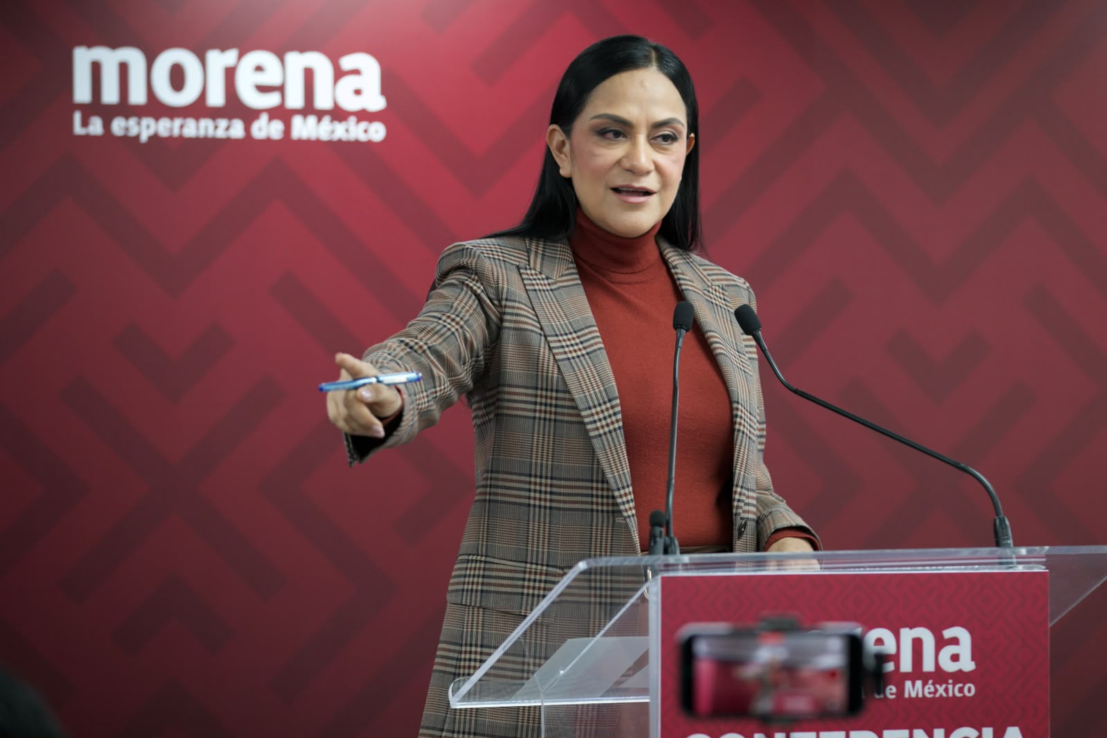 Ariadna Montiel habla desde un atril durante una conferencia de Morena.