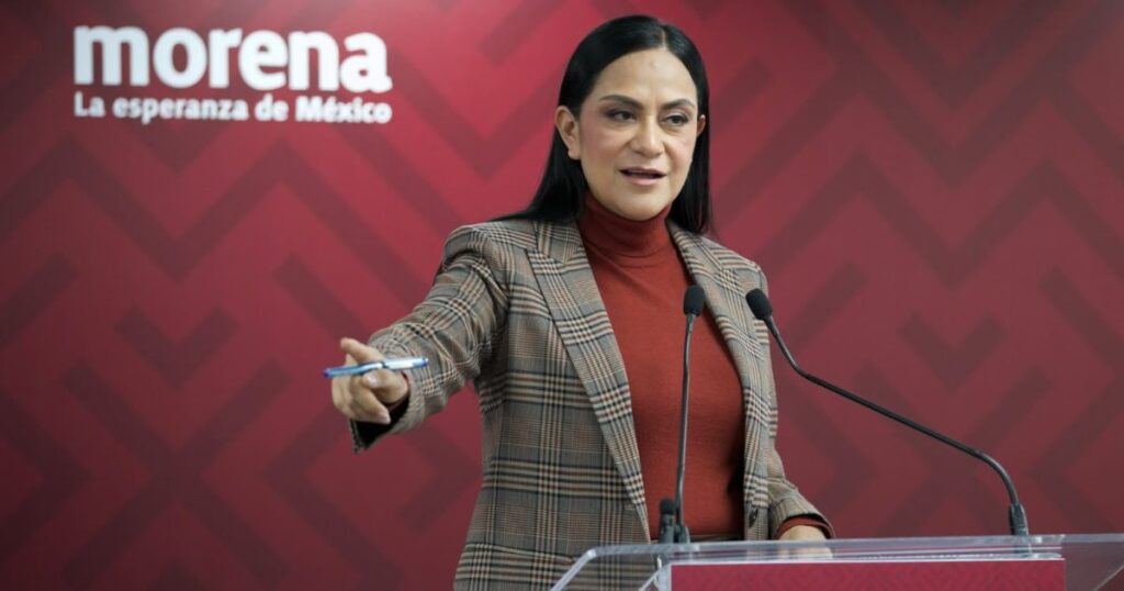 Ariadna Montiel habla desde un atril durante una conferencia de Morena.