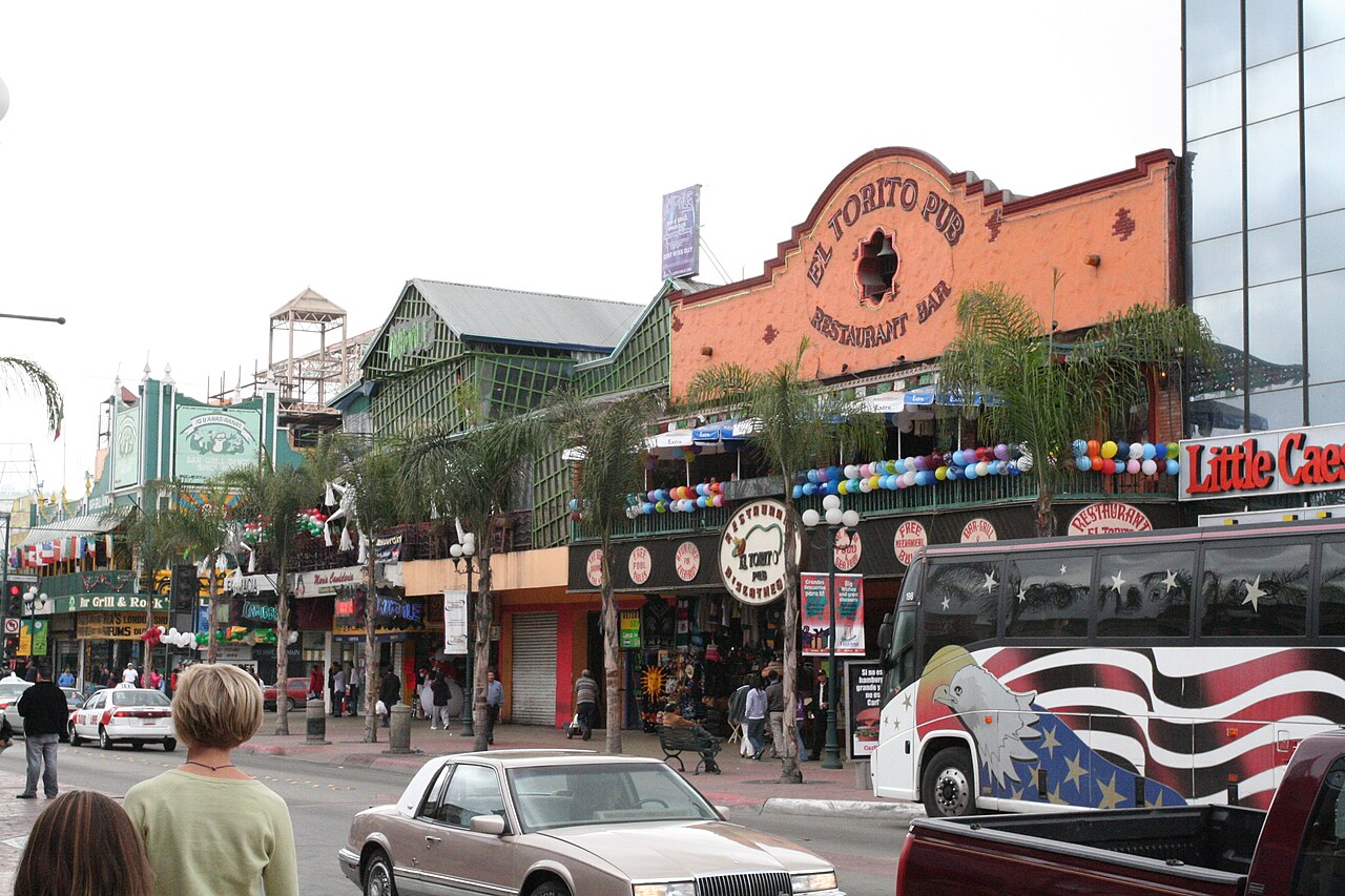 Avenida Revolución de Tijuana con restaurantes, comercios, visitantes y vehículos