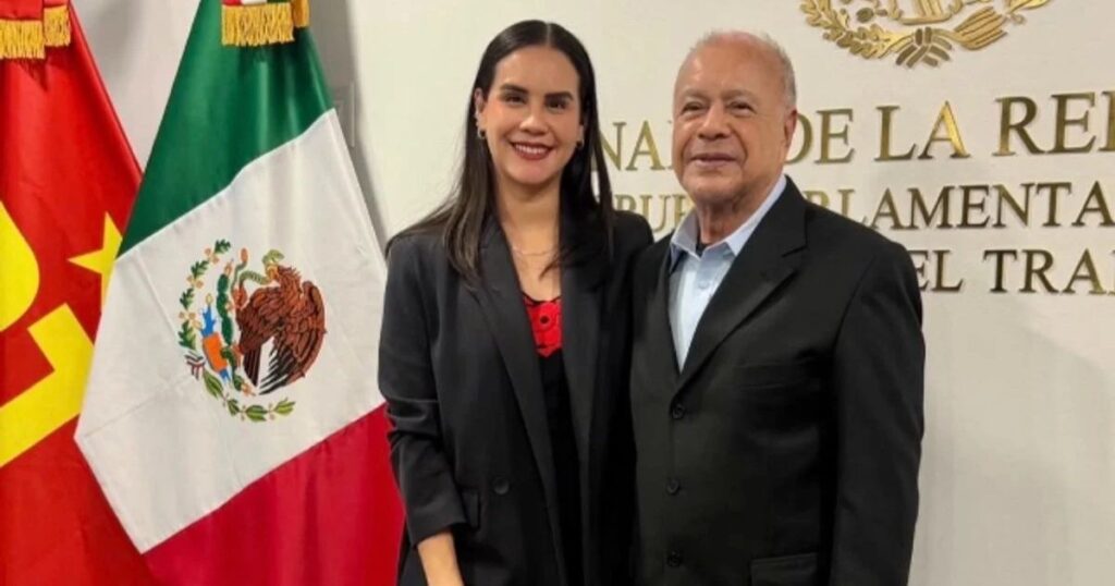 Rosi Bayardo y Alberto Anaya posan juntos frente a las banderas de México y del Partido del Trabajo en el Senado.
