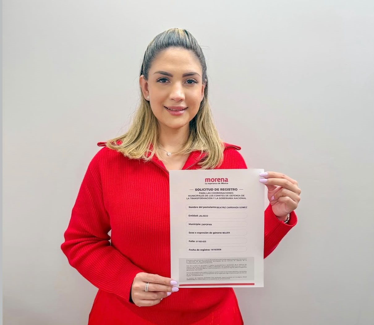 Beatriz Carranza sostiene su solicitud de registro para la coordinación municipal de Morena en Zapopan.