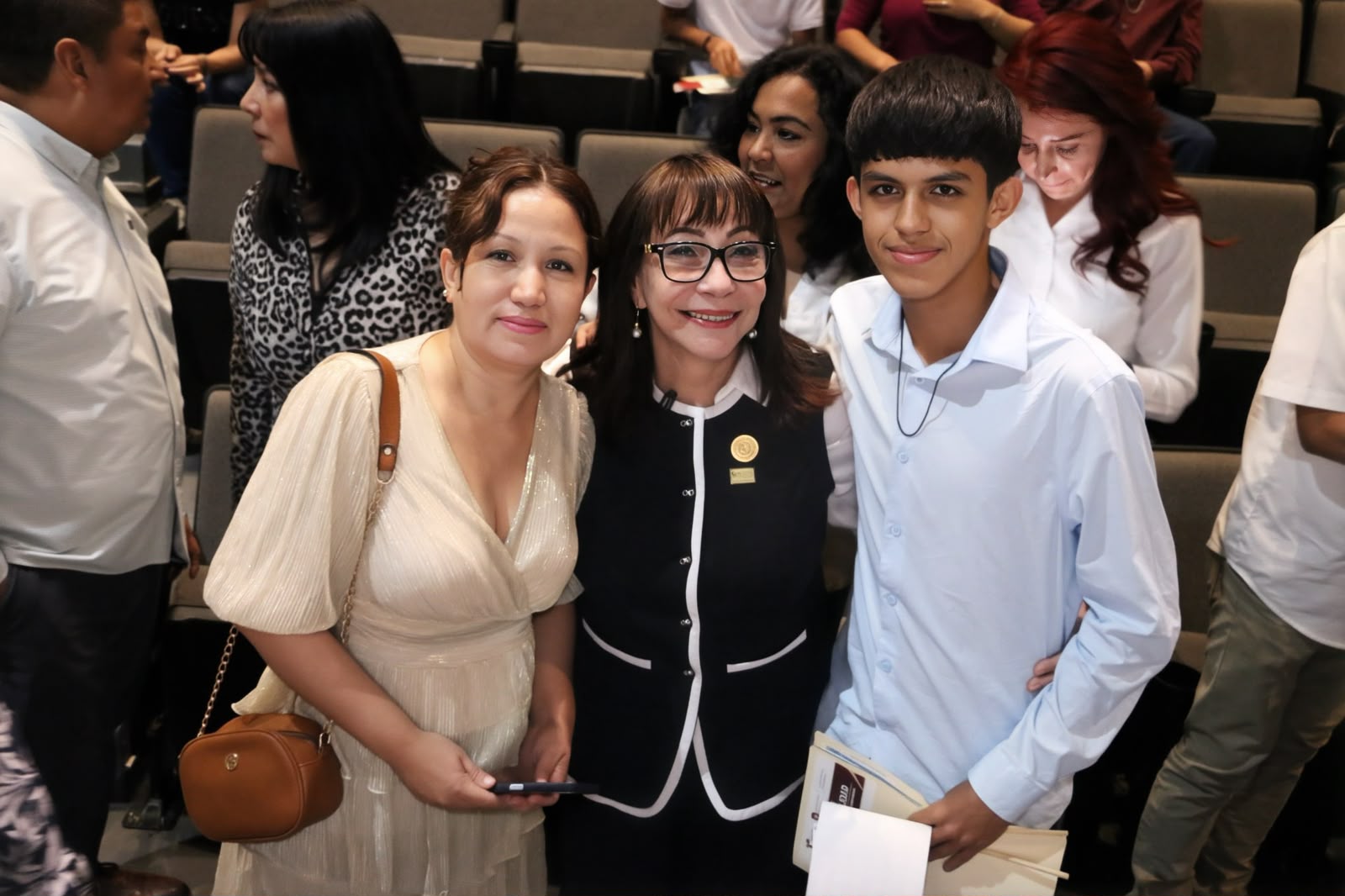 Blanca Anzaldúa junto a familias y asistentes durante una entrega de documentos de nacionalidad mexicana