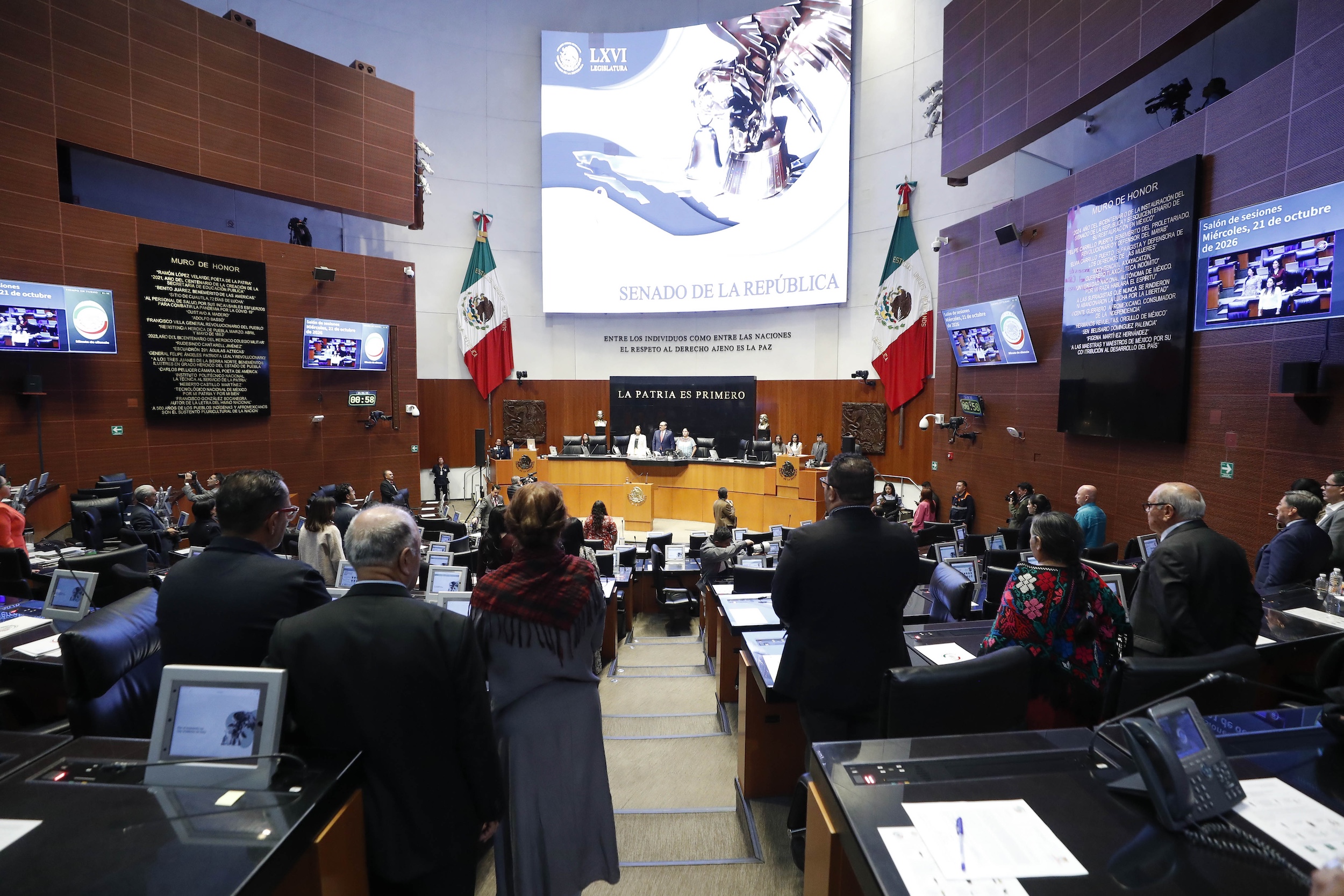 Vista general del salón de sesiones del Senado de la República durante un minuto de silencio en memoria de trabajadores fallecidos en la mina de Loreto