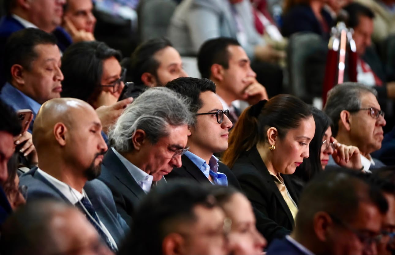 Asistentes sentados en un auditorio durante un acto público en el Estado de México