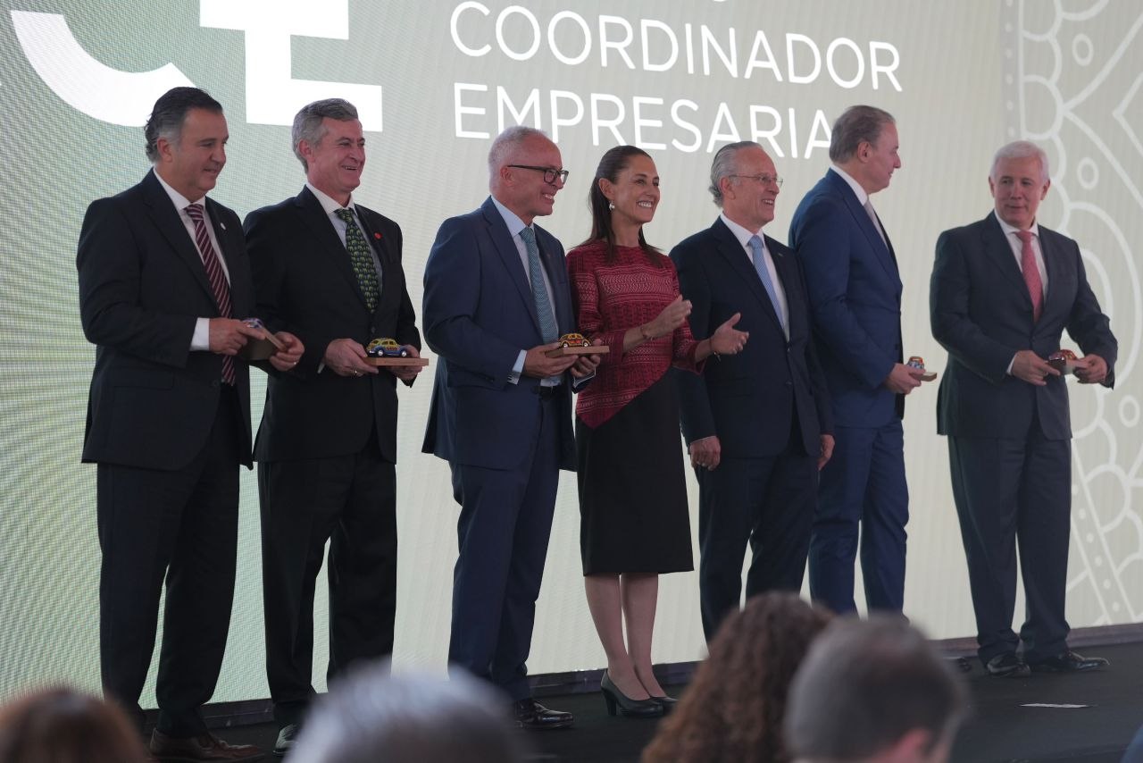 Presidenta Claudia Sheinbaum en el escenario del 50 aniversario del Consejo Coordinador Empresarial, junto a representantes empresariales.