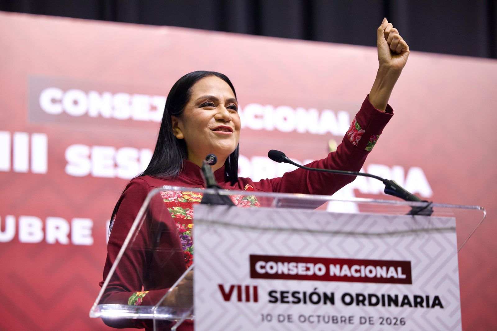 Dirigente política habla en el atril durante la VIII Sesión Ordinaria del Consejo Nacional de Morena