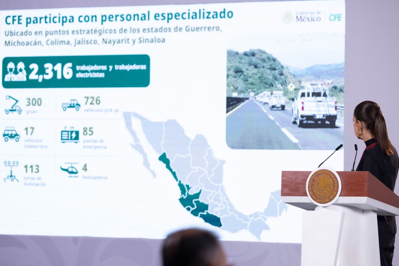 Presentación de la CFE sobre personal y equipos desplegados en seis estados ante el huracán Simon, durante una conferencia de prensa.