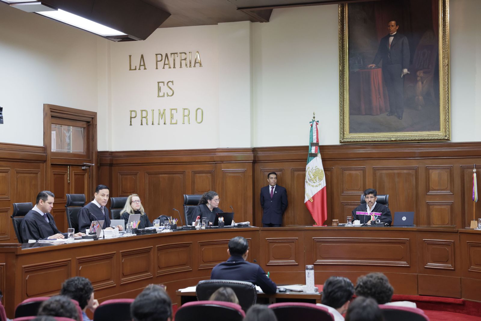 Sesión de ministras y ministros de la Suprema Corte de Justicia de la Nación en el salón del Pleno