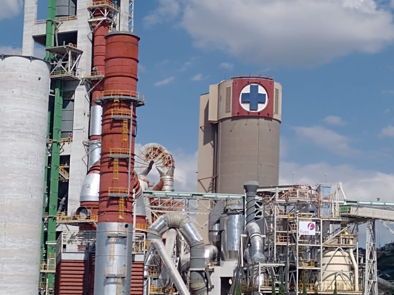 Instalaciones industriales de una planta cementera bajo cielo azul