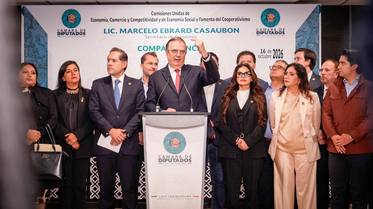 Marcelo Ebrard habla desde un atril de la Cámara de Diputados acompañado por legisladores durante una comparecencia