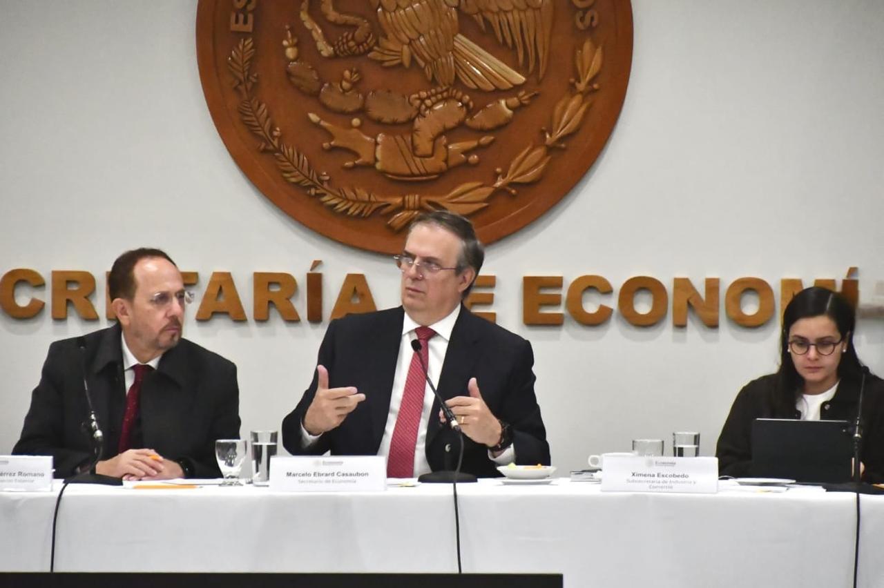 Marcelo Ebrard interviene durante una reunión de trabajo en la Secretaría de Economía, acompañado por funcionarios.