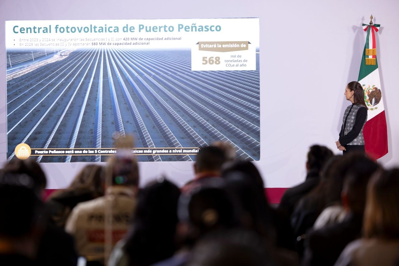 Claudia Sheinbaum observa una presentación sobre la central fotovoltaica de Puerto Peñasco durante un acto público.