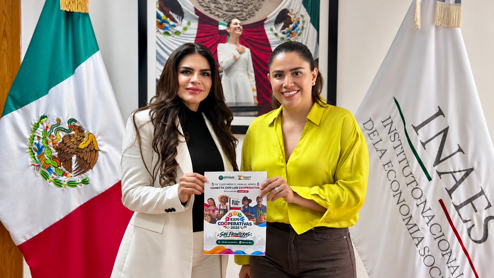 Dos mujeres sostienen un cartel de Expo Cooperativas 2026 ante la bandera de México y un estandarte del INAES.