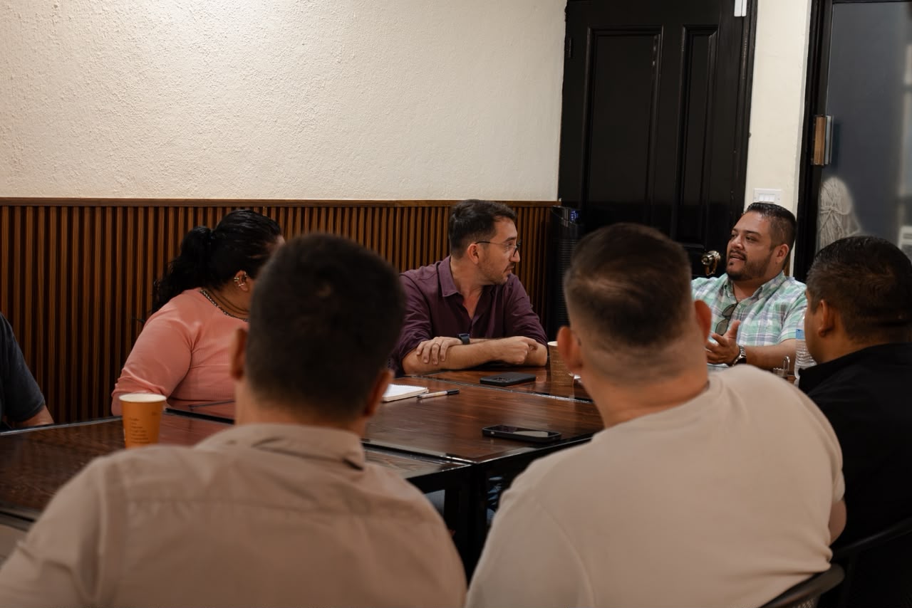 Personas reunidas alrededor de una mesa durante un encuentro en La Paz