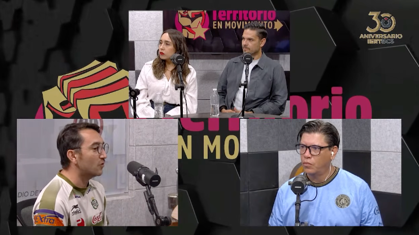 Composición de cuatro personas frente a micrófonos en un estudio de radio