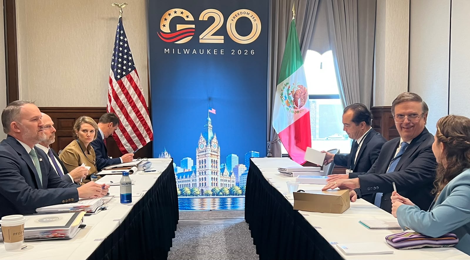 Delegaciones reunidas en una mesa con las banderas de México y Estados Unidos durante el G20 en Milwaukee