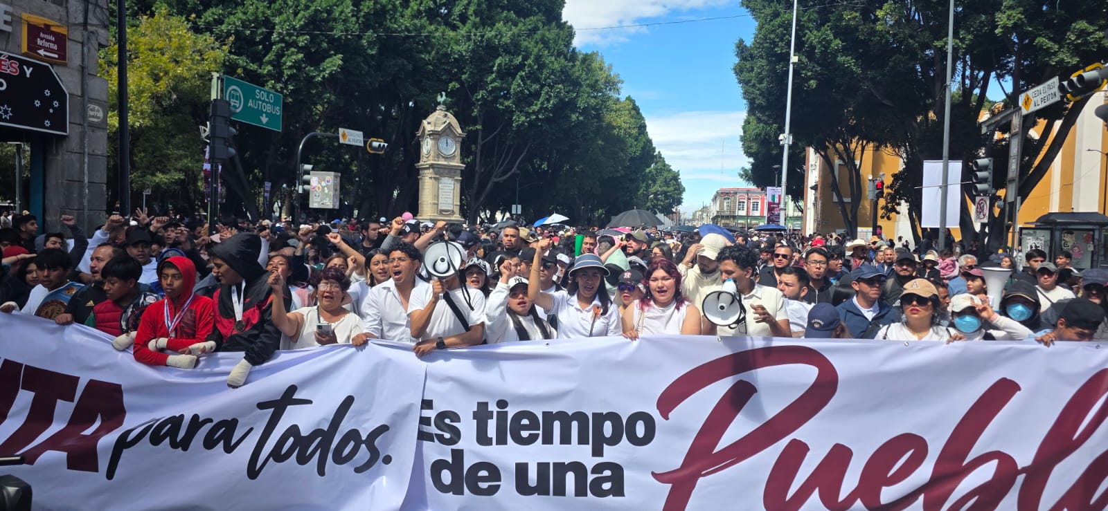 Movilización ciudadana con una gran manta blanca durante un recorrido en el Centro Histórico de Puebla