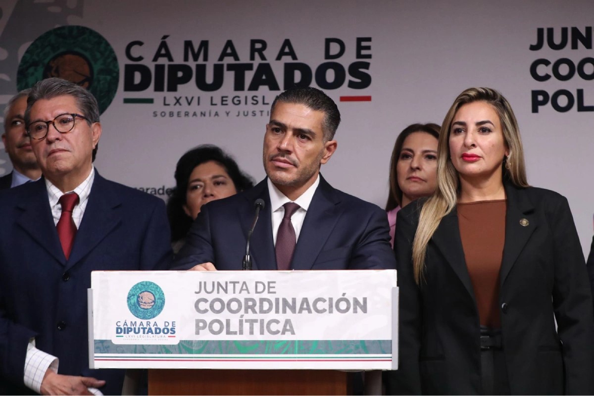 Funcionarios y legisladores durante una conferencia de prensa en la Cámara de Diputados