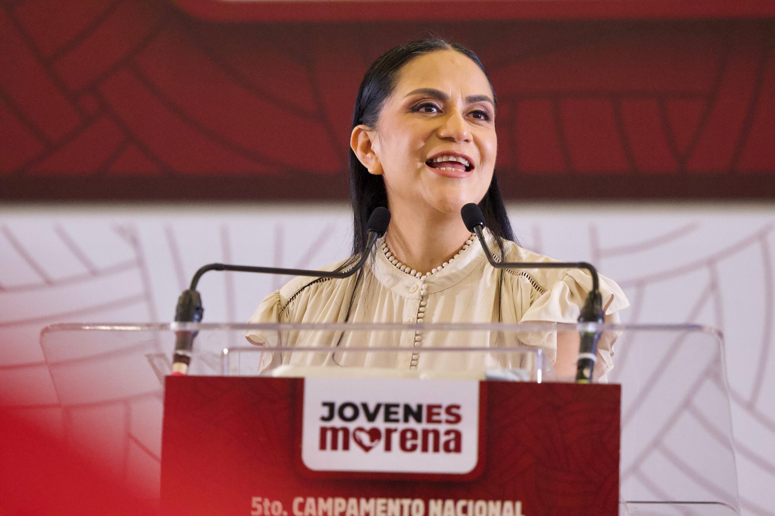 Oradora en el podio de Jóvenes Morena durante un acto del quinto campamento nacional de formación política.