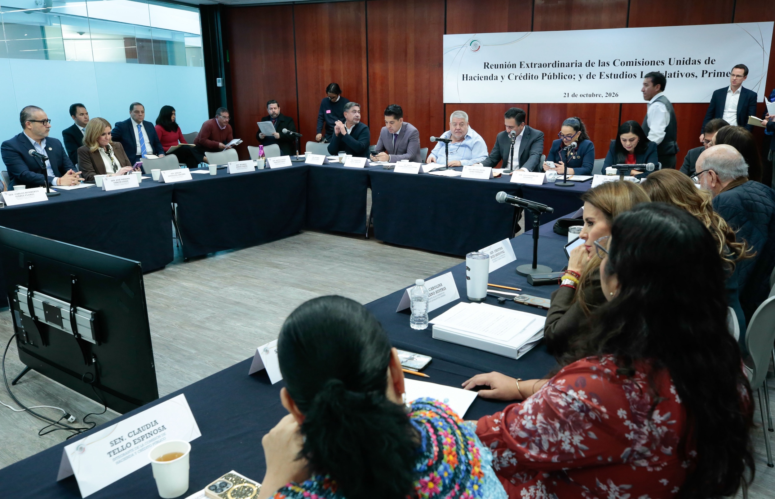 Legisladores participan en la reunión de las comisiones unidas de Hacienda y Crédito Público y de Estudios Legislativos del Senado el 21 de octubre de 2026