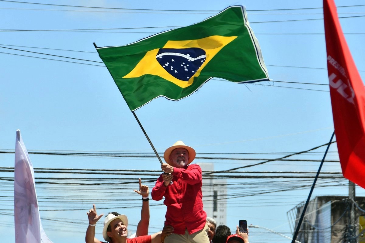 Luis Inácio Lula da Silva ondea una bandera de Brasil durante una concentración al aire libre