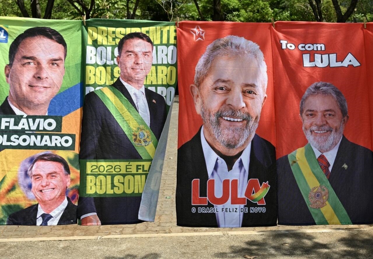 Piezas de propaganda electoral con retratos y los nombres Lula y Bolsonaro exhibidas en Brasil